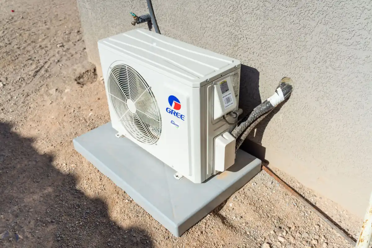 Outdoor condenser and refrigerant line set of a ductless mini split