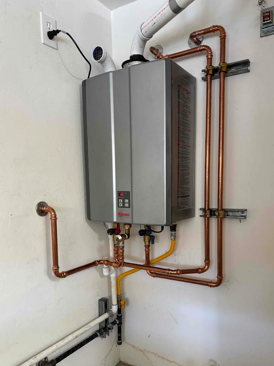 Tankless water heater installed with a copper supply manifold